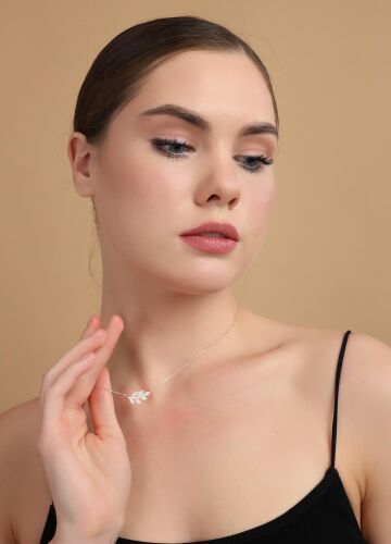 14 Ayar Taşlı Yaprak Motifli Altın Kolye – Zarif ve Doğal Tasarım - SembolGold