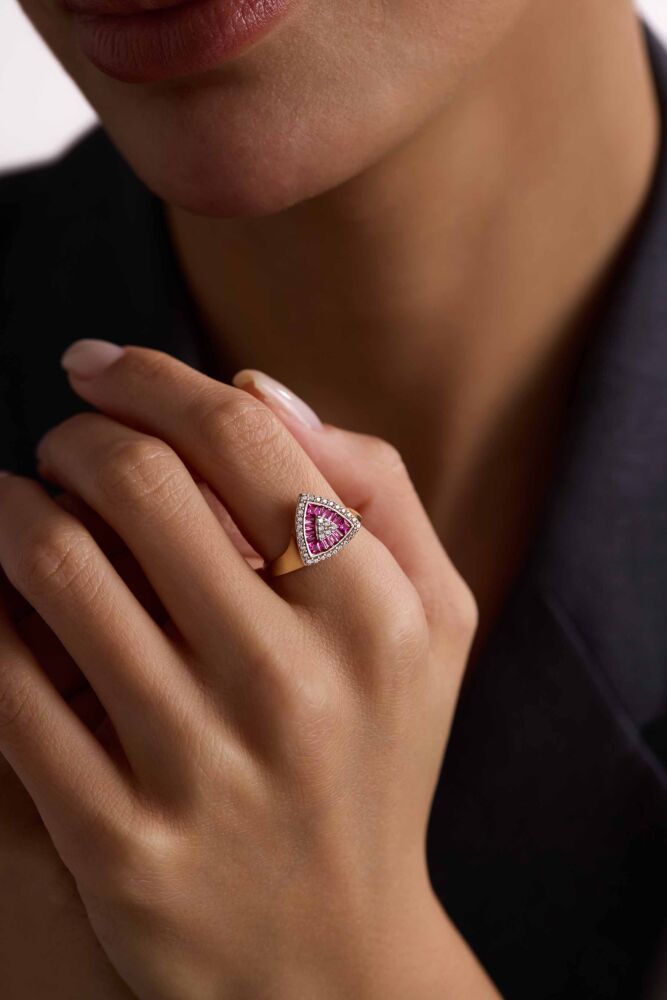 Pink Baget Taşlı Üçgen Yüzük